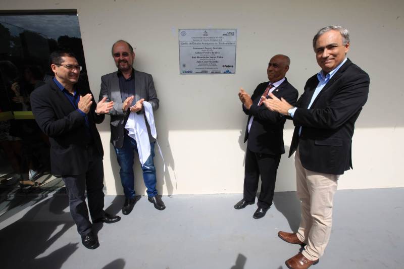Renovar, reinventar, repensar e preservar a Amazônia e sua extensa biodiversidade serão as principais funções do Centro de Estudos Avançados da Biodiversidade (Ceabio), o primeiro da região Norte e um dos pioneiros do país. Inaugurado nesta quarta-feira (21), o laboratório faz parte do Parque de Ciência e Tecnologia Guamá (PCT Guamá), sediado em Belém.
FOTO: MÁCIO FERREIRA / AG. PARÁ
DATA: 21.02.2018
BELÉM - PARÁ <div class='credito_fotos'>Foto: MÁCIO FERREIRA/ AG. PARÁ | <a href='/midias/2018/originais/62d0a52f-c025-4951-8e68-a2d988dfba78.jpg' download><i class='fa-solid fa-download'></i> Download</a></div>