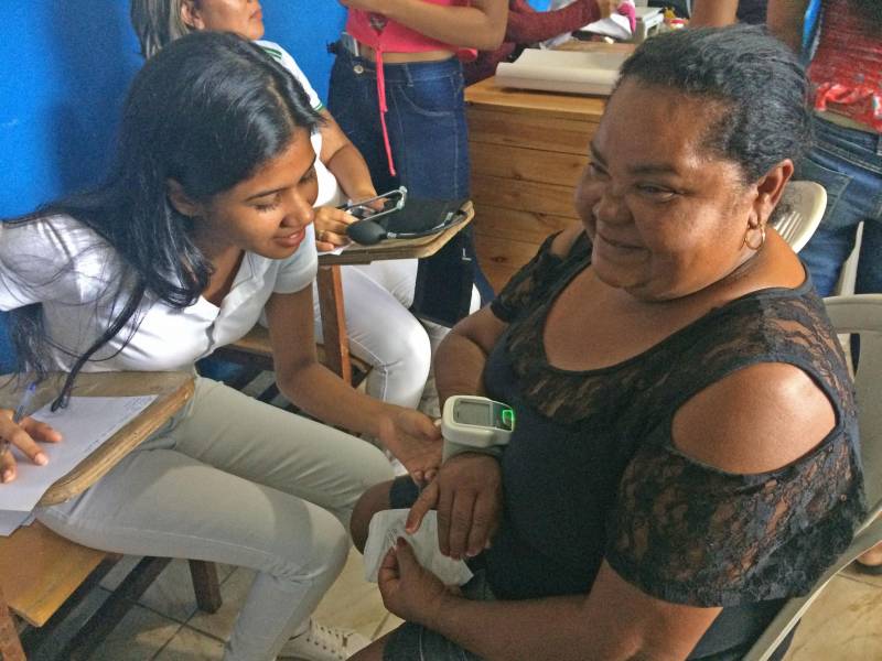 A saúde de Janete de Souza Santos, de 49 anos, tem inspirado cuidados desde o aparecimento de uma bolha amarela na perna direita há alguns meses. Depois de uma internação e passagem por vários médicos, a ajudante de cozinha decidiu ouvir a opinião de mais um especialista. Ela aproveitou uma ação (foto) do Hospital Regional do Sudeste do Pará - Dr. Geraldo Veloso (HRSP), no bairro Amapá, no núcleo Cidade Nova, para receber o atendimento perto de casa.
FOTO: ASCOM / HRSP
DATA: 28.05.2018
MARABÁ - PARÁ <div class='credito_fotos'>Foto: ASCOM HRSP | <a href='/midias/2018/originais/62d8280c-5d20-4a1e-a97a-1402ee0e24be.jpg' download><i class='fa-solid fa-download'></i> Download</a></div>