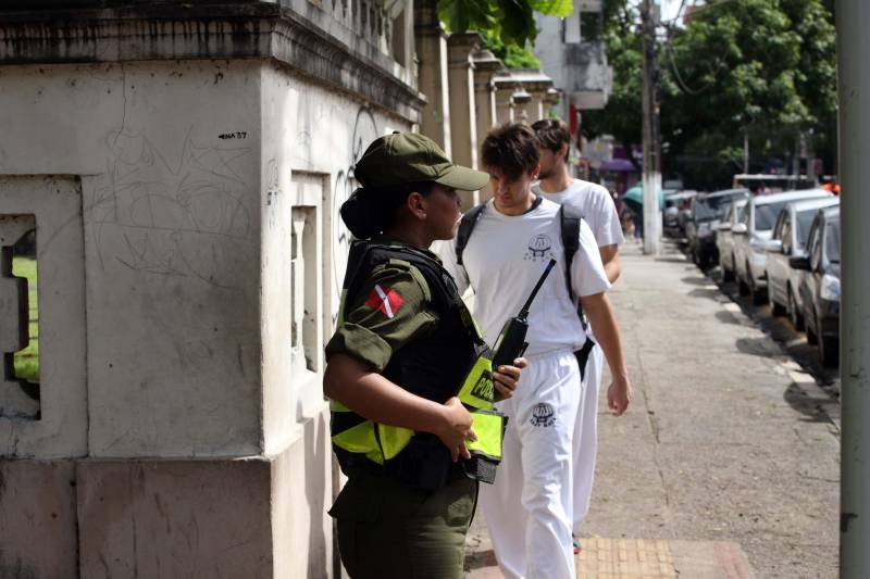 Cerca de 2 mil alunos do curso de formação de praças da Polícia Militar cumprem neste sábado (12) uma etapa importante da preparação: eles saem pela primeira vez às ruas, no estágio supervisionado, para vivenciar situações reais da carreira e, ao mesmo tempo, reforçar o policiamento ostensivo. Em Belém, cerca de 500 homens e mulheres se concentraram na Praça Santuário, em frente à Basílica de Nazaré, e saíram, em seguida, para diversos pontos da capital. A ação faz parte do pacote de medidas de combate à criminalidade e reforço da segurança pública anunciado pelo Governo do Estado.
FOTO: SIDNEY OLIVEIRA / AG. PARÁ
DATA: 12.05.2018
BELÉM - PARÁ <div class='credito_fotos'>Foto: Sidney Oliveira/Ag. Pará | <a href='/midias/2018/originais/62e89514-c7b5-4b23-ad8d-b81b114d89f7.jpg' download><i class='fa-solid fa-download'></i> Download</a></div>