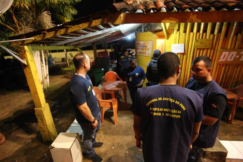 Os órgãos de segurança do Estado realizaram a operação Hypnos, na noite desta sexta-feira (11) na orla e comunidades de Icoaraci. Policiais militares, civis, Guarda Municípal e agentes do Juizado da Infância e da Adolescência fiscalizaram estabelecimentos comerciais e casas noturnas para garantir a paz e a tranquilidade no distrito.
FOTO: MARCELO LELIS / AG. PARÁ
DATA: 11.05.2018
BELÉM - PARÁ
<div class='credito_fotos'>Foto: Marcelo Lelis / Ag. Pará | <a href='/midias/2018/originais/62ef546e-a1ee-481a-bf5e-0ae53bf01064.jpg' download><i class='fa-solid fa-download'></i> Download</a></div>