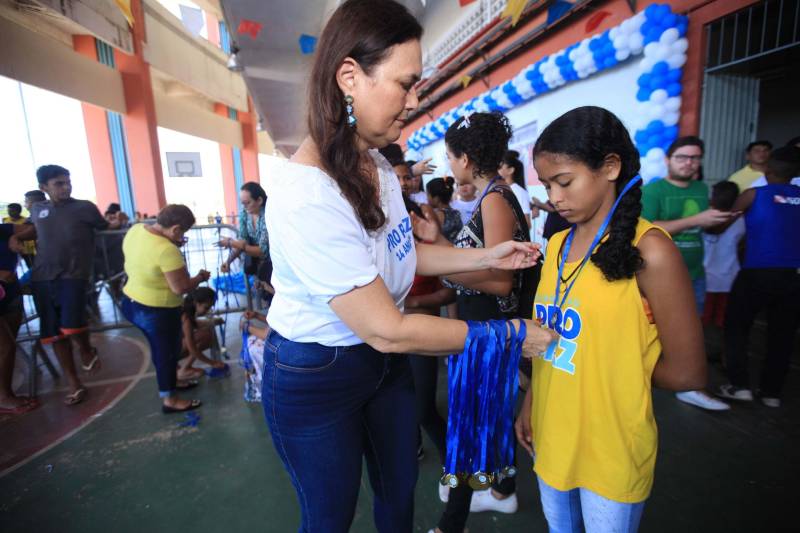 Nesta sexta-feira, uma programação (foto) alegre e diferenciada marcou as comemorações pelos 14 anos do Pro Paz no Pará, iniciativa que surgiu em 2004 como um programa do Governo do Estado, convertida mais tarde em política pública por força de decreto, até se consolidar, em 2015, na Fundação Pro Paz, que tem a missão de racionalizar e ordenar recursos e ações para transformar a vida de milhares de paraenses em situação de vulnerabilidade social. A existência do Pro Paz fez do Pará vanguarda na Federação, por ser o único estado que possui, há mais de dez anos, um protocolo padrão para atendimento a crianças e adolescentes vítimas de violência que é modelo para o Brasil, referendado pela ONG Childhood Brasil e reconhecido pela ONU. O modelo referência do trabalho do Pro Paz foi que levou o Pará a ganhar da Organização das Nações Unidas (ONU), em 2015, o reconhecimento por manter uma das onze melhores práticas das Américas para a integração de sistemas de segurança pública com políticas sociais.
FOTO: MÁCIO FERREIRA / AG. PARÁ
DATA: 29.06.2018
BELÉM - PARÁ <div class='credito_fotos'>Foto: MÁCIO FERREIRA/ AG. PARÁ | <a href='/midias/2018/originais/62f0f316-8c98-4dc7-8c44-bce922bd924b.jpg' download><i class='fa-solid fa-download'></i> Download</a></div>