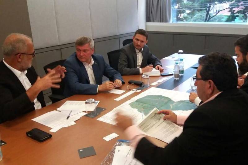 Após a reunião desta semana com a gigante China Railways Corporation (Crec 10), o secretário estadual de Desenvolvimento Econômico, Adnan Demachki (d), e seu adjunto, Eduardo Leão, reuniram-se na tarde desta quinta-feira, 5, em São Paulo, com a empresa Russian Railways (RZD), para avaliação dos estudos que a RZD faz sobre os projetos da ferrovia, desde agosto de 2017, quando ocorreu o primeiro encontro entre o secretário e os russos, no Rio de Janeiro.
FOTO: ASCOM SEDEME
DATA: 05.4.2018
SÃO PAULO - SP <div class='credito_fotos'>Foto: Ascom Sedeme | <a href='/midias/2018/originais/62f5d72c-c167-4db5-90c3-923017ff0fd7.jpg' download><i class='fa-solid fa-download'></i> Download</a></div>