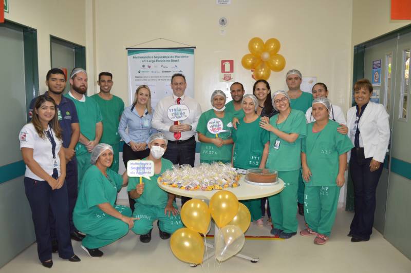 A equipe assistencial (foto) do Hospital Regional do Baixo Amazonas (HRBA), em Santarém (PA), tem comemorado marcas importantes no combate à infecção na Unidade de Terapia Intensiva (UTI) Adulto. Há mais de 365 dias, por exemplo, não são registrados casos de infecção da corrente sanguínea associada a cateter venoso central e, há mais de 130 dias, os pacientes não adquirem infecção do trato urinário associado a dispositivos invasivos. Os avanços são frutos de investimento em tecnologias e capacitação dos profissionais. As reduções nos indicadores de infeção hospitalar têm relação direta com a participação do Hospital no projeto colaborativo “Melhorando a Segurança do Paciente em Larga Escala no Brasil”, que faz parte do “Programa de Apoio ao Desenvolvimento Institucional do SUS (Proadi-SUS)”, do Ministério da Saúde, em parceria com hospitais de excelência. O projeto começou em dezembro de 2017.

FOTO: ASCOM / HRBA
DATA: 24.12.2018
SANTARÉM - PARÁ <div class='credito_fotos'>Foto: Ascom HRBA   |   <a href='/midias/2018/originais/62fb7ef0-ab35-4374-80cc-ac32185beaa3.jpg' download><i class='fa-solid fa-download'></i> Download</a></div>