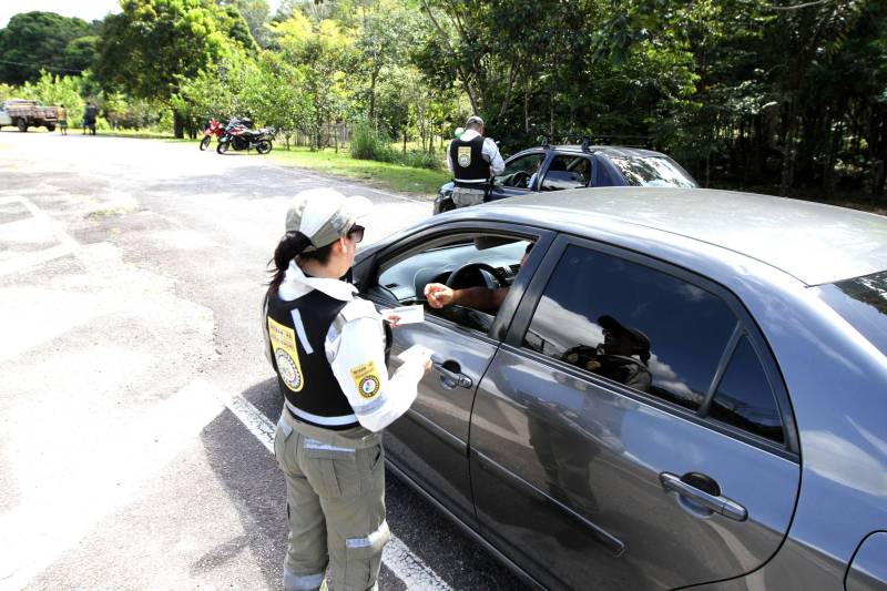 Com o início das férias escolares é hora de pegar a estrada para curtir as inúmeras opções de praias e balneários que o Pará dispõe. Neste sentido, prudência e cautela no trânsito são fundamentais para uma viagem com segurança. Entre os destinos mais procurados e próximos à capital paraense está o distrito de Mosqueiro, distante 70 quilômetros do centro de Belém, com suas belíssimas praias de água doce que somam 17 quilômetros de extensão. A bucólica, como é carinhosamente conhecida, é uma das 86 localidades em todas as regiões do Estado, que receberão atenção especial durante a Operação Verão 2018, que contará com a participação de mais de 8 mil agentes de segurança pública. As ações tiveram início na sexta-feira (29) e seguem até o dia 31 de julho. Na foto, fiscalização do Detran e Polícia Rodoviária na PA-391.
FOTO: CRISTINO MARTINS / AG. PARÁ
DATA: 01.07.2018
BELÉM - PARÁ <div class='credito_fotos'>Foto: Cristino Martins/Ag. Pará | <a href='/midias/2018/originais/62ff52ac-f929-4e79-90e7-e08c7ed51137.jpg' download><i class='fa-solid fa-download'></i> Download</a></div>