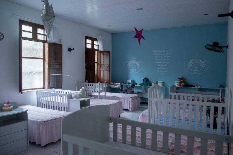 Crianças atendidas pela Casa de Apoio a Crianças com Câncer, Menino Jesus III ganharam, na manhã desta quinta-feira (29), um Espaço de Leitura do projeto Livro Solidário, coordenado pela Imprensa Oficial do Estado (IOE) e Núcleo de Articulação e Cidadania (NAC), do Governo do Estado. A Casa fica na Travessa Castelo Branco, no bairro de São Brás, em Belém.

FOTO: FERNANDO SETTE CÂMARA / ASCOM IOE
DATA: 29.11.2018
BELÉM - PARÁ <div class='credito_fotos'>Foto: FERNANDO SETTE CÂMARA / ASCOM IOE   |   <a href='/midias/2018/originais/630adc22-9903-4918-b3b4-3f1cc5024b04.jpg' download><i class='fa-solid fa-download'></i> Download</a></div>