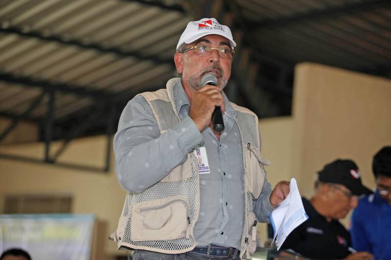 Onze municípios do sul e sudeste paraense recebem recursos do Estado para recuperar ruas e vicinais atingidas pelas enchentes e fortes chuvas que caem na região. Em agenda oficial nesta sexta-feira (6), o governador Simão Jatene assinou, pela manhã, no Parque de Exposições Valeu Boi Leilões, em Rio Maria, os convênios que garantem o repasse de cerca de R$ 4 milhões. As obras de caráter emergencial serão executadas pelas prefeituras em parceria com a Secretaria de Estado de Transportes (Setran). O objetivo é recuperar a trafegabilidade nessas localidades e assegurar o direito de ir e vir da população. Na manhã desta sexta, foram assinados nove convênios, com os municípios de Redenção, Pau D’Arco, São Félix do Xingu, Santa Maria das Barreiras, Tucumã, Água Azul do Norte, Xinguara, Bannach e Rio Maria. Além da Setran, participam da ação o Centro Regional de Governo do Sudeste do Pará e a Defesa Civil. “O valor do investimento em cada município vai depender da necessidade verificada pelas equipes do Estado e das prefeituras. O recurso não será usado para reconstruir vias, mas para restabelecer a trafegabilidade”, disse o secretário de Transportes, Kléber Menezes (foto).
FOTO: ANTÔNIO SILVA / AG. PARÁ
DATA: 06.04.2018
RIO MARIA - PARÁ <div class='credito_fotos'>Foto: Antônio Silva/Ag. Pará | <a href='/midias/2018/originais/630b0367-0c8c-438a-85ba-1cf0fb80894d.jpg' download><i class='fa-solid fa-download'></i> Download</a></div>