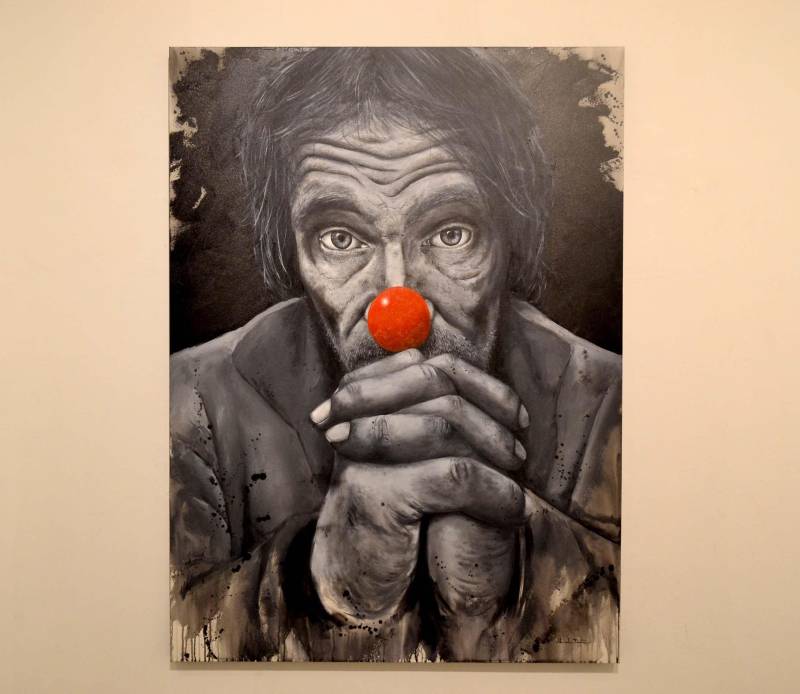 O arquiteto e artista visual Alexandre Dantas abre, hoje, 3, às 19h30, a exposição “Face a Face” (foto) com 20 telas de pintura, algumas em grandes dimensões na Galeria Theodoro Braga da Fundação Cultural do Pará (FCP). Com o trabalho, o artista faz um convite ao diálogo entre arte e espectador. “Pelas obras procurei expor meu consciente e o subconsciente, provocando o observador a desvendar meus pensamentos e reflexões sobre as pessoas e seus momentos, através de expressões ou intervenções nos rostos de anônimos”, pontua Alexandre Dantas. A exposição marca 10 anos da produção do artista, sendo 5 dedicados profissionalmente à pintura. A mostra foi contemplada no Prêmio Seiva no Edital Pauta Livre de 2018.
FOTO: ASCOM / FCP
DATA: 03.07.2018
BELÉM - PARÁ <div class='credito_fotos'>Foto: ASCOM FCP | <a href='/midias/2018/originais/630e364f-0a2f-4f26-b574-bba7cc097ec2.jpg' download><i class='fa-solid fa-download'></i> Download</a></div>