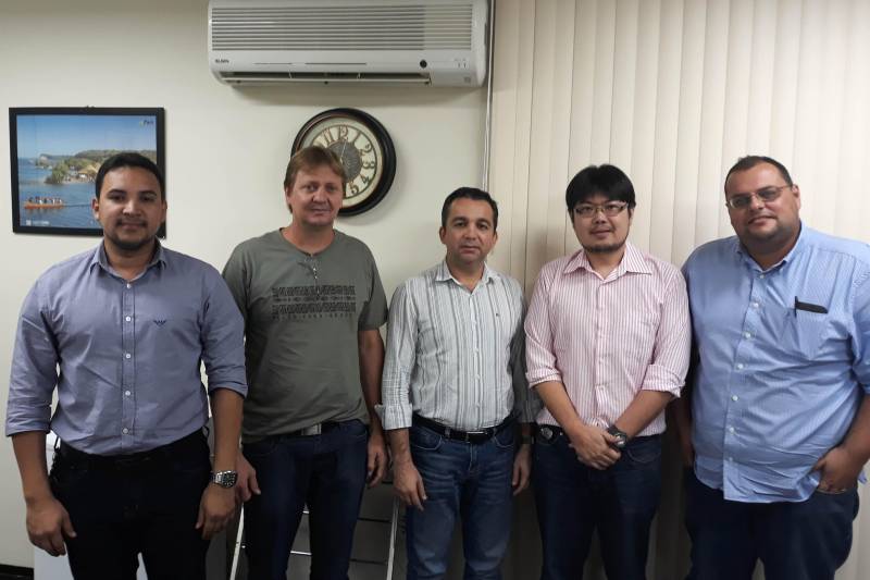 O Serviço Brasileiro de Apoio às Micro e Pequenas Empresas (Sebrae) e o Centro Regional de Governo do Baixo Amazonas estão alinhados para criar um ambiente favorável ao empreendedorismo na região. O tema foi discutido durante reunião entre as duas instituições, também nesta quinta-feira. Na foto, o gerente regional do Sebrae, Michel Martins (1º da E/D)
FOTO: SAMUEL ALVARENGA / SECOM
DATA: 15.02.2018
BELÉM - PARÁ <div class='credito_fotos'>Foto: Samuel Alvarenga / Secom | <a href='/midias/2018/originais/63197985-efe2-443e-9a7e-efffbcd1ac0c.jpg' download><i class='fa-solid fa-download'></i> Download</a></div>