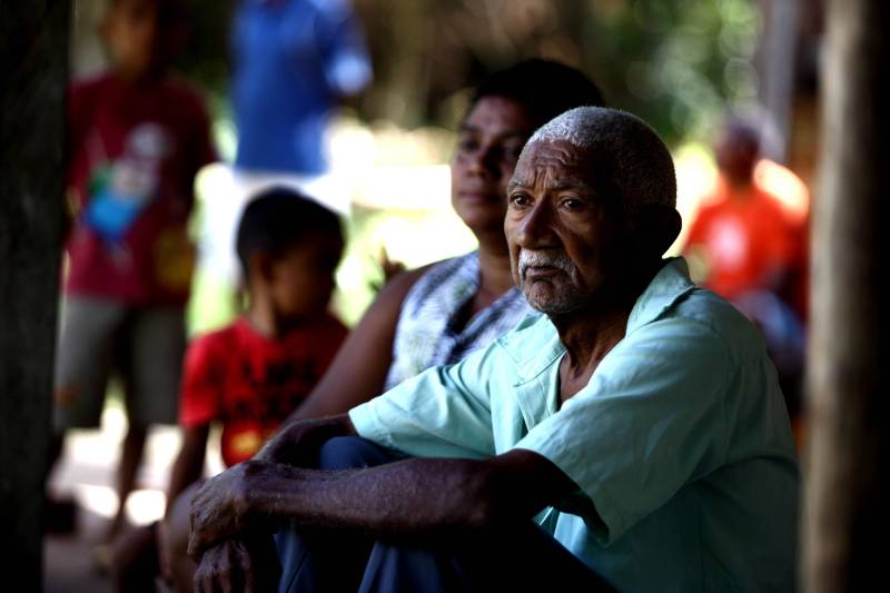 “Ter a posse da terra é a certeza de que nunca iremos perder o nosso direito, que nossos filhos e nossos netos poderão dar continuidade a nossa história em segurança. Foram anos de luta até chegar esse dia, agraciados com a assinatura do nosso título de terra. Só temos a agradecer a todos que fizeram parte disso e a cada um que lutou junto para que hoje isso se tornasse realidade”. A fala emocionada foi de seu Mário Araújo Silva, presidente da Associação Remanescente de Quilombo Espírito Santo, localizada no município do Acará, no nordeste do Estado. Ele assinou, neste sábado (24), junto com o governador Simão Jatene, o título que dá a posse da terra a comunidade. A fala do presidente traduz o sentimento das dezenas de famílias que moram no local, que agora tem a posse legítima do local onde seus antepassados viveram. “Sou filho de mãe negra. Nasci aqui como minha vó, bisavó, que fazem parte da história dessa comunidade que já existe a mais de 300 anos.
FOTO: SIDNEY OLIVEIRA / AG. PARÁ
DATA: 24.03.2018
ACARÁ - PARÁ <div class='credito_fotos'>Foto: Sidney Oliveira/Ag. Pará | <a href='/midias/2018/originais/631fd548-5bf0-4c4f-9db5-707d5135102c.jpg' download><i class='fa-solid fa-download'></i> Download</a></div>