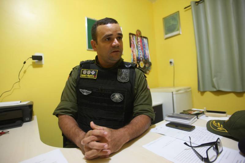 Os policias do 10° Batalhão de Policiamento da Capital realizaram, na tarde e início da noite desta terça-feira (15), duas operações no combate ao crime nos bairros do Icuí Guajárá e Rodovia dos 40 Horas, em Ananindeua, na Região Metropolitana de Belém. As Operações Bloqueio e Saturação têm em comum o fato de combater a criminalidade e prevenir os crimes nos bairros de Ananindeua. A “Operação Saturação” foi realizada no inicio da tarde e intensificou o policiamento nos bairros Curuçambá, Paar, 40 Horas, Aurá e adjacências, com o apoio do Batalhão de Polícia Tática e Batalhão de Choque. Já a operação Bloqueio é realizada em conjunto com, Detran, Semutran, Guarda Municipal de Ananindeua e Batalhão de Polícia Rodoviária que consiste em blitzes a fim de deter veículos irregulares.

FOTO: MARCELO LELIS / AG. PARÁ
DATA: 15.05.2018
BELÉM - PARÁ <div class='credito_fotos'>Foto: Marcelo Lelis / Ag. Pará   |   <a href='/midias/2018/originais/631fff09-89bd-4be6-9975-44e69a2762db.jpg' download><i class='fa-solid fa-download'></i> Download</a></div>