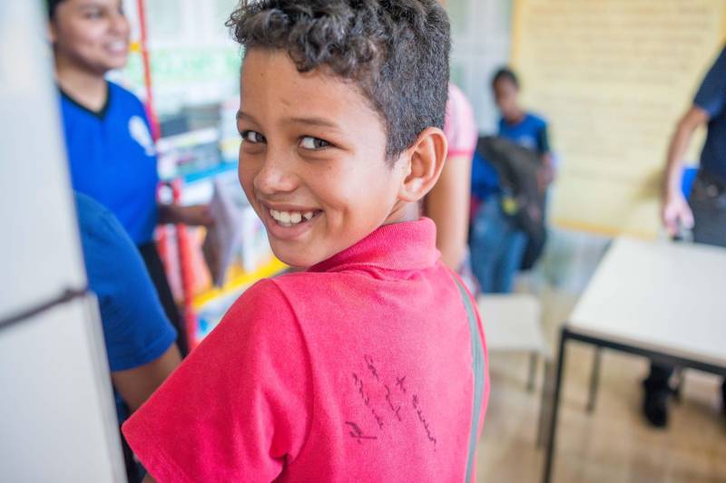 Alunos da Escola Estadual Cônego Batista Campos, localizada no bairro da Cabanagem, umas das áreas com maior vulnerabilidade social da Região Metropolitana de Belém, tiveram uma manhã diferente nesta quinta-feira, 7. Eles receberam o educador e escritor paulista Celso Antunes, convidado e homenageado do Sarau Literário (foto), com performances inspiradas na obra “Sala de Aula e Futebol”. O Sarau Literário é resultado da parceria do projeto Livro Solidário coordenado pela Imprensa Oficial do Estado (IOE) com a Secretaria de Estado de Cultura (Secult), como parte integrante da programação da 22ª Pan-Amazônica do Livro. O evento tem apoio do Núcleo de Articulação e Cidadania (NAC).
FOTO: FERNANDO SETTE CÂMARA / ASCOM IOE
DATA: 07.06.2018
BELÉM - PARÁ <div class='credito_fotos'>Foto: FERNANDO SETTE CÂMARA / ASCOM IOE | <a href='/midias/2018/originais/6322fa40-692a-4727-b0c5-dc8fba02f5b3.jpg' download><i class='fa-solid fa-download'></i> Download</a></div>