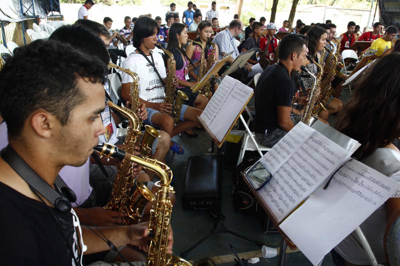 Professores da Fundação Carlos Gomes (FCG) ministram oficinas de instrumentos musicais esta semana no município de Canaã dos Carajás, no sudeste do Pará. As aulas de flauta doce, clarinete, sax alto e sax tenor começam nesta terça-feira, 24 de abril, e vão até o dia 28 deste mês.
FOTO: ASCOM FCG
DATA: 23.04.2018
BELÉM - PARÁ <div class='credito_fotos'>Foto: ASCOM FCG | <a href='/midias/2018/originais/632415ba-d2da-4c7d-b201-05d026bd5bb0.jpg' download><i class='fa-solid fa-download'></i> Download</a></div>