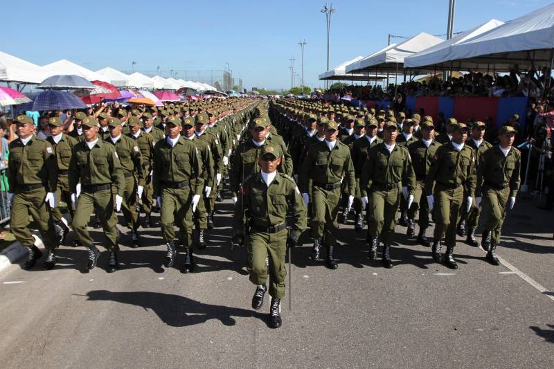 A cerimônia de formatura dos novos praças da Polícia Militar ocorreu na manhã desta segunda-feira (9), simultaneamente, em Belém e outros seis municípios paraenses: Santa Izabel, Castanhal, Barcarena, Capanema, Bragança e Tucuruí. Em Parauapebas, Marabá, Breves, Soure e Conceição do Araguaia, a formatura será celebrada na quinta-feira, dia 12. Na sexta-feira, dia 13, é a vez de Santarém, Altamira, Paragominas e Itaituba. O governador Simão Jatene presidiu a cerimônia de formatura no Portal da Amazônia, bairro da Cidade Velha, em Belém. Milhares de familiares dos formandos lotaram o espaço para entregar aos novos policiais militares seus diplomas de conclusão de curso.
FOTO: CRISTINO MARTINS / AG. PARÁ
DATA: 09.07.2018
BELÉM - PARÁ <div class='credito_fotos'>Foto: Cristino Martins/Ag. Pará | <a href='/midias/2018/originais/63241bb1-33c0-48bf-8e54-427c7251ef90.jpg' download><i class='fa-solid fa-download'></i> Download</a></div>