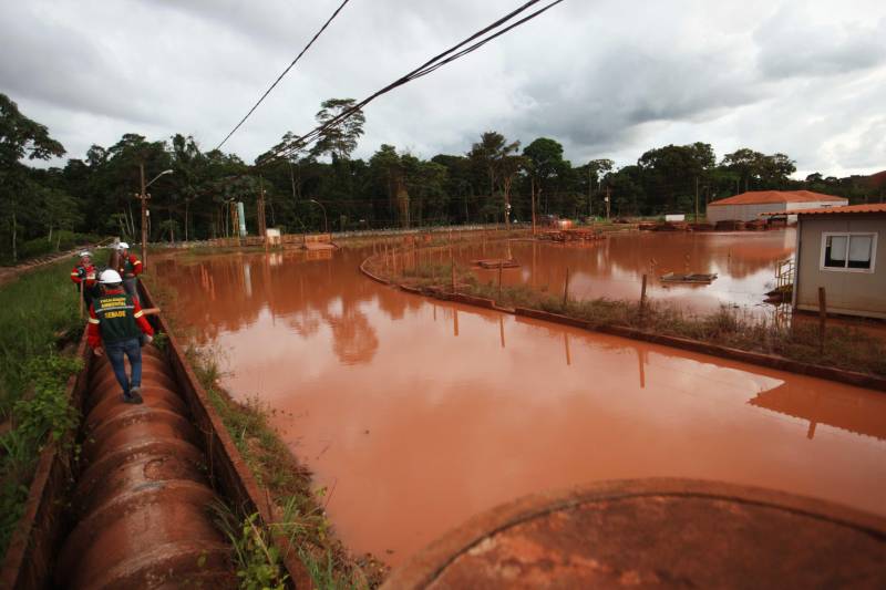 Iniciou neste sábado, 24, o prazo que o Governo do Estado deu para que a empresa de alumínio Hydro Alunorte adote procedimentos e mecanismos seguros ambientalmente, a fim de que as bacias de resíduos da empresa baixem os níveis em pelo menos um metro – o que é definido tecnicamente como padrão de segurança com comprovação permanente da redução e manutenção dos níveis. Uma equipe de fiscalização da Secretaria de Estado de Meio Ambiente e Sustentabilidade (Semas) está no município para fazer o monitoramento dos níveis das bacias do sistema de tratamento dos rejeitos da Bauxita. "Vamos montar equipes para, de duas em duas horas, avaliar o nível das bacias. Em caso de chuva o monitoramento será feito de uma em uma hora", explicou Rejiane Santos, geóloga da Diretoria de Licenciamento Ambiental da Semas.
FOTO: IGOR BRANDÃO / AG PARÁ
DATA: 24.02.2018
BELÉM - PARÁ
<div class='credito_fotos'>Foto: IGOR BRANDÃO / AG. PARÁ | <a href='/midias/2018/originais/632fb007-76ab-4812-972d-4c27153cae51.jpg' download><i class='fa-solid fa-download'></i> Download</a></div>