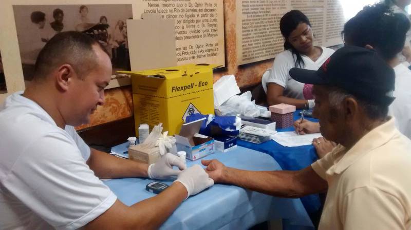 O câncer é umas das doenças não transmissíveis que mais causam adoecimento e óbitos na população mundial. As mudanças e perdas em diversas áreas da vida do paciente tornam a enfermidade um tabu para a sociedade, que deve ser combatido com informação acerca da prevenção e do diagnóstico precoce. Hoje (27), quando é comemorado o Dia Mundial de Combate ao Câncer, no mês conhecido como Novembro Azul, o Centro de Alta Complexidade em Oncologia Ophir Loyola realizou programação para alertar sobre os principais tipos de câncer que afetam a população masculina, principalmente o câncer de próstata.

FOTO: ASCOM HOL
DATA: 27.11.2018
BELÉM - PARÁ <div class='credito_fotos'>Foto: ASCOM HOL   |   <a href='/midias/2018/originais/63327943-5633-4afe-b99c-39b99c4d0fa7.jpg' download><i class='fa-solid fa-download'></i> Download</a></div>