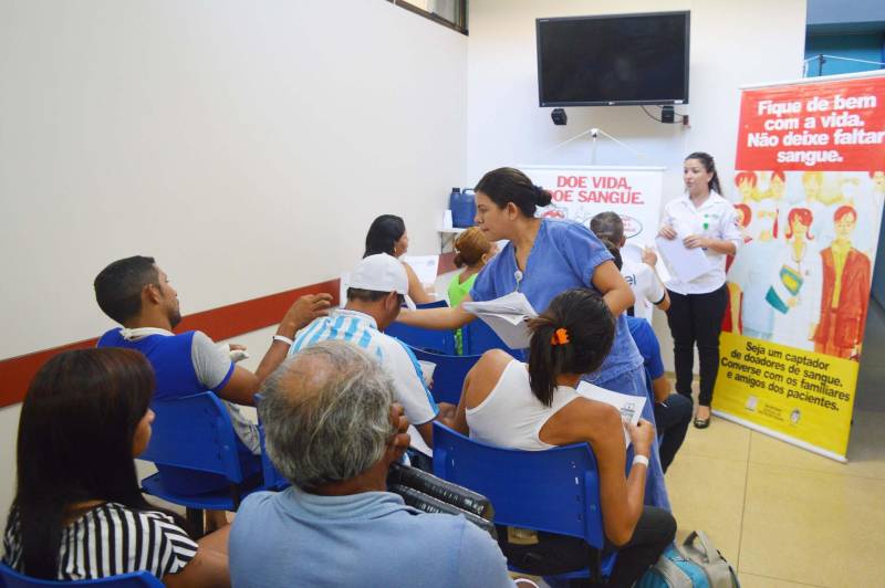 Durante os 22 dias que ficou internado na Unidade de Terapia Intensiva do Hospital Metropolitano de Urgência e Emergência (HMUE), o pintor Jarbas Costa recebeu quatro transfusões de sangue. A solidariedade de quem doa sangue na Fundação Centro de Hemoterapia e Hematologia do Pará (Hemopa) ajuda a salvar vidas de pessoas como a do pintor. Mas é preciso sensibilizar constantemente a população para a importância deste ato tão nobre. Por isso, a equipe de Humanização do HMUE promoveu uma roda de conversa (foto) nesta quinta-feira (14), com usuários do ambulatório de retorno da unidade. A data marca o Dia Mundial do Doador de Sangue.
FOTO: ASCOM / HMUE
DATA: 14.06.2018
BELÉM - PARÁ <div class='credito_fotos'>Foto: ASCOM HMUE | <a href='/midias/2018/originais/633436f0-d8e1-46c8-b0d7-91703f49fdce.jpg' download><i class='fa-solid fa-download'></i> Download</a></div>
