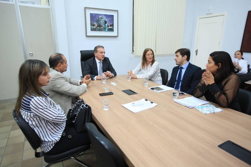 Foi instalado, nesta quarta-feira, 28, durante reunião na sede da Procuradoria-Geral do Estado (PGE/PA), em Belém, o Comitê Interinstitucional de Recuperação de Ativos do Estado do Pará (Cira/PA). O Decreto nº 1.954, que instituiu o grupo de trabalho, foi publicado no Diário Oficial do Estado no dia 5 de janeiro de 2018. Com a atuação do Comitê, o Governo do Estado pretende recuperar bens e direitos obtidos ilegalmente, por meio de ações judiciais e administrativas, além daquelas que visem acautelar o patrimônio público, apurar e reprimir os crimes contra a ordem tributária e a lavagem de dinheiro, com enfoque especial na recuperação de ativos, promovendo ações que resultem na responsabilização administrativa, civil e criminal dos envolvidos.
FOTO: MÁCIO FERREIRA / AG. PARÁ
DATA: 28.02.2018
BELÉM - PARÁ <div class='credito_fotos'>Foto: MÁCIO FERREIRA/ AG. PARÁ | <a href='/midias/2018/originais/63462121-ca3b-4cf9-8ca3-40e60226f0b5.jpg' download><i class='fa-solid fa-download'></i> Download</a></div>