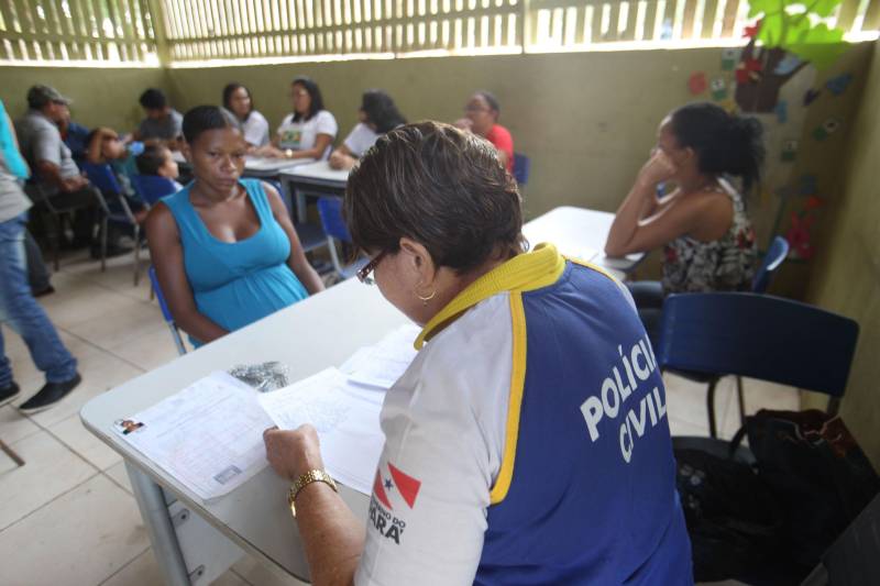 Aos 22 anos, Cláudio Cardoso está desempregado e procura um trabalho para sustentar o filho. Neste domingo (11) ele aproveitou a presença da Caravana Pro Paz no município de Barcarena, distante 15 quilômetros da capital, para retirar seus documentos e até aproveitou para cortar os cabelos. Na segunda-feira (12) pretende sair em busca de um emprego. Ele é um dos mil beneficiados pelos atendimentos feitos na cidade pela Caravana Pro Paz, uma ação do Governo do Pará, que busca garantir o acesso da população mais carente a serviços de atenção às necessidades básicas do cidadão, como atendimentos médicos, exames, vacinação, entre outros, com ações de mobilização em diversas regiões e municípios, a fim de fortalecer a cidadania paraense. “Os documentos e aparências são muito importantes para conseguir um trabalho, por isso estou aproveitando para fazer tudo para na segunda-feira continuar procurando emprego”, comentou Claudio. Ele está separado e quer encontrar um trabalho para sustentar o filho. A Caravana Pro Paz está iniciando os trabalhos em 2018 por Barcarena, nas comunidades de Vila Nova, Bom futuro e Burajuba afetadas pelo transbordamento de rejeitos da Hydro Alunorte, no início deste mês. Os serviços de retirada de documentos (Certidão de Nascimento, RG, Registro Social, ID Jovem), atendimento médico (pediatria, ginecologia e clínica geral), consulta jurídica, exames vacinas e cortes de cabelo foram ofertados em parceria com a Prefeitura do município.
FOTO: IGOR BRANDÃO / AG PARÁ
11.03.2018
BARCARENA - PARÁ <div class='credito_fotos'>Foto: IGOR BRANDÃO / AG. PARÁ | <a href='/midias/2018/originais/6348661c-37a3-4164-b787-7915e6006269.jpg' download><i class='fa-solid fa-download'></i> Download</a></div>