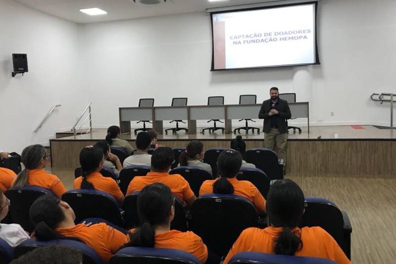 As ações da Campanha Junho Vermelho, de incentivo à doação de sangue, prosseguem no Centro Integrado de Inclusão e Reabilitação (CIIR), que firmou parceria com a Fundação Centro de Hemoterapia e Hematologia do Pará (Hemopa) para viabilizar a campanha de doação por meio do Projeto Caravana Solidária, que transportará, em um micro-ônibus, colaboradores do CIIR para coleta de sangue no próximo dia 4 (quarta-feira), às 14h30, na sede do hemocentro, em Belém. Antecedendo a coleta de sangue de colaboradores e familiares, a parceria já incluiu ações de sensibilização, com distribuição de material educativo e laços vermelhos, além da palestra ministrada pela assistente social do Hemopa, Katilene Abreu. "Minha intenção não é apenas falar da doação de sangue. Minha intenção é tocar no coração de vocês. O nome da minha palestra é amor", disse ela à plateia, no auditório do CIIR. Na foto, o diretor executivo do CIIR, José Neto.
FOTO: ASCOM / INDSH
DATA: 29.06.2018
BÉLEM - PARÁ <div class='credito_fotos'>Foto: ASCOM / INDSH | <a href='/midias/2018/originais/63522929-c641-4b8a-9901-120595899703.jpg' download><i class='fa-solid fa-download'></i> Download</a></div>