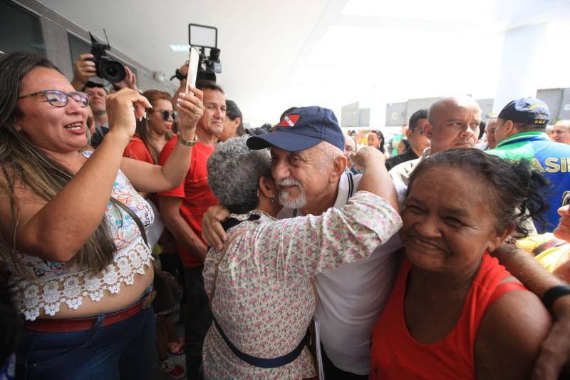 O governador Simão Jatene fez neste domingo (30), às 11 h, uma visita técnica (foto) às instalações do novo Hospital Abelardo Santos, no Distrito de Icoaraci, na Região Metropolitana de Belém. Como fez em Capanema (nordeste do Pará), no novo Hospital Regional dos Caetés, o governador convidou pessoas da comunidade para acompanhá-lo na visita. O objetivo foi mostrar à população que o hospital está pronto para ser inaugurado. "Alguns pequenos detalhes, obrigatórios para a entrada em funcionamento de qualquer hospital, ainda precisam ser feitos, como a assepsia dos ambientes e a calibragem dos equipamentos. Mas o ‘Abelardo’ está pronto, e já é o maior hospital da Região Metropolitana", disse o governador.

FOTO: CRISTINO MARTINS / AG. PARÁ
DATA: 30.12.2018
ICOARACI - PARÁ <div class='credito_fotos'>Foto: Cristino Martins/Ag. Pará   |   <a href='/midias/2018/originais/6354188b-fe22-4b11-b997-c15c800e1877.jpg' download><i class='fa-solid fa-download'></i> Download</a></div>