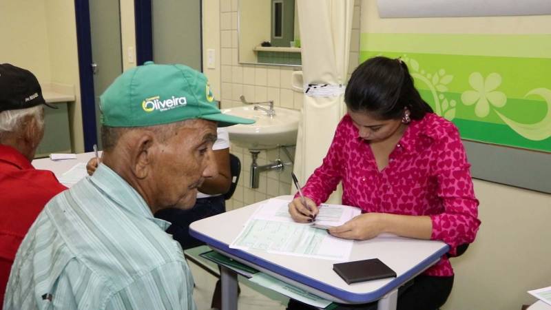 Uma parceria entre a Unidade de Alta Complexidade em Oncologia Dr. Vítor Moutinho (Unacon), em Tucuruí, e a Secretaria de Assistência Social do município, com apoio da representação do INSS local, transformou para melhor a vida de cerca de 40 usuários oncológicos. Eles fizeram inscrição para o cadastro único do governo federal, que é o primeiro passo para requerer o Benefício de Prestação Continuada (BPC) e, assim, obter a concessão de vários benefícios sociais do INSS, entre eles, o passe livre. A campanha foi realizada nos dias 15 e 16, na sede da Unacon, a partir da constatação de que o elevado índice de 50% de absenteísmo no tratamento oncológico deve-se, por exemplo, as causas sociais, entre elas, a falta de recursos para transporte até a sede da Unacon para seguir o tratamento de forma plena. Na foto, Albertino de Sena Ferreira (e), 64.
FOTO: ASCOM / UNACON
DATA: 16.05.2018
TUCURUÍ - PARÁ <div class='credito_fotos'>Foto: Ascom Unacon | <a href='/midias/2018/originais/6354e26b-d77b-452a-9d4b-9f4ee987422c.jpg' download><i class='fa-solid fa-download'></i> Download</a></div>