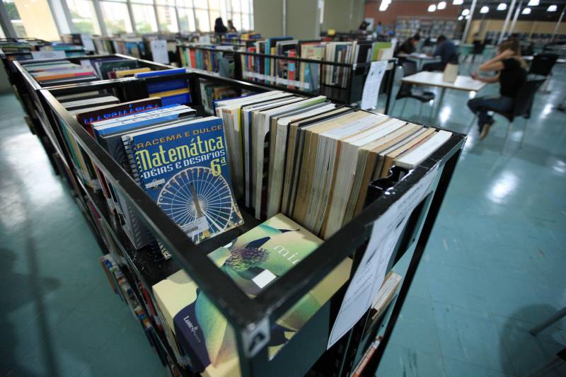 Biblioteca Pública Arthur Vianna, localizada no prédio do Centur. Com mais de 140 anos, o local é uma das principais referências na área em Belém, recebendo uma média de mil usuários por dia. Antes da popularização de instrumentos tecnológicos e sites especializados, a “biblioteca do Centur”, como é conhecida, era uma das principais fontes de pesquisa para alunos de todos os níveis de ensino em Belém.
FOTO: MÁCIO FERREIRA / AG. PARÁ
DATA: 02.03.2018
BELÉM - PARÁ <div class='credito_fotos'>Foto: MÁCIO FERREIRA/ AG. PARÁ | <a href='/midias/2018/originais/6361048a-a3b8-4b9a-84d9-e501547bfb14.jpg' download><i class='fa-solid fa-download'></i> Download</a></div>