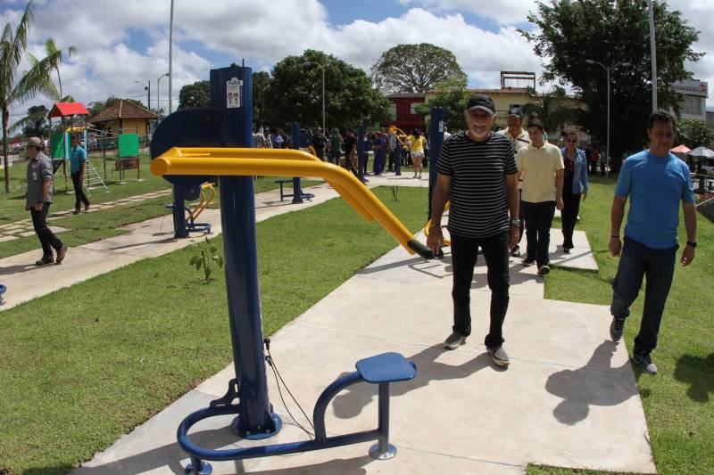 "Agora temos um espaço melhor, mais confortável e seguro para a diversão de nossas crianças e lazer de todos", afirmou Joane Boás, 43 anos. A mãe da pequena Sophia, de 5 anos, comemora ao ver a nova praça da comunidade, no Curió-Utinga, em Belém. O espaço, localizado nas proximidades do Parque Estadual do Utinga, foi entregue oficialmente, neste domingo (01). A cerimônia contou com a presença do governador Simão Jatene (foto), comunidade, entre outras autoridades.
FOTO: CRISTINO MARTINS / AG. PARÁ
DATA: 01.04.2018
BELÉM - PARÁ <div class='credito_fotos'>Foto: Cristino Martins/Ag. Pará | <a href='/midias/2018/originais/63654759-df7c-495e-85b0-23594b5057ad.jpg' download><i class='fa-solid fa-download'></i> Download</a></div>