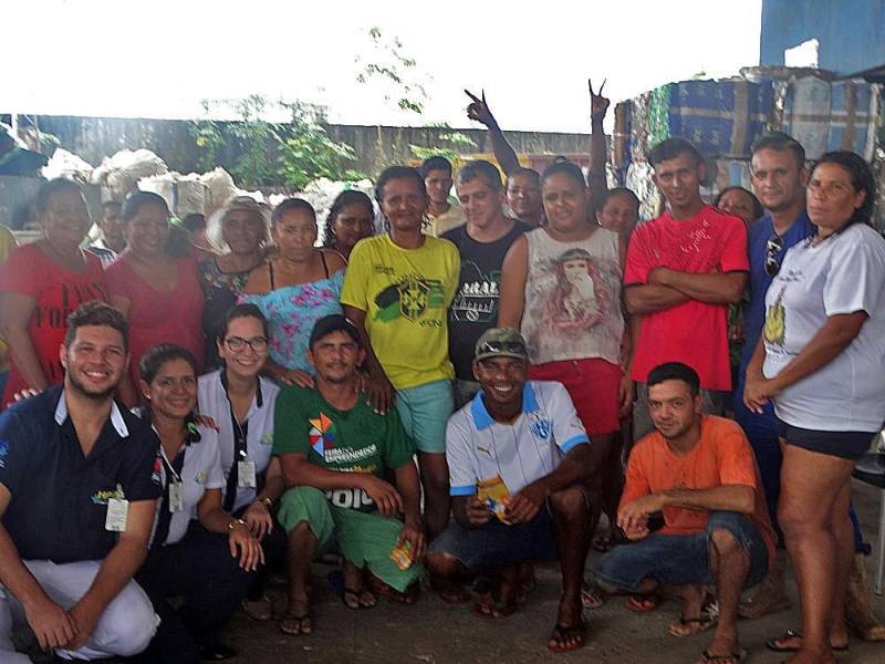 A família de Soraia Oliveira, de 32 anos, trabalha com coleta de materiais recicláveis. Ela conta que viver da coleta não é fácil, já que eles trabalham de sol a sol e, mesmo assim, parece ficar cada vez mais difícil cobrir todas as despesas do mês com o salário conquistado. “A crise está para todos, então receber doações de alimentos e materiais de higiene é muito importante”, ressalta Soraia, que foi uma das beneficiadas pela Campanha 'Junho Solidário', promovida pela Pró-Saúde Associação Beneficente de Assistência Social e Hospitalar, por meio do Hospital Público Estadual Galileu (HPEG), em Belém (PA). Na última sexta-feira (25), a campanha levou até a Associação de Catadores de Materiais Recicláveis de Águas Lindas (ARAL) cerca de 700kg de alimentos e 60 kits de material de higiene, beneficiando 35 famílias.

FOTO: ASCOM / HPEG
DATA: 28.05.2018
BELÉM - PARÁ <div class='credito_fotos'>Foto: ASCOM / HPEG   |   <a href='/midias/2018/originais/63677241-a8d1-4b6e-9780-7f7a46fb10a1.jpg' download><i class='fa-solid fa-download'></i> Download</a></div>
