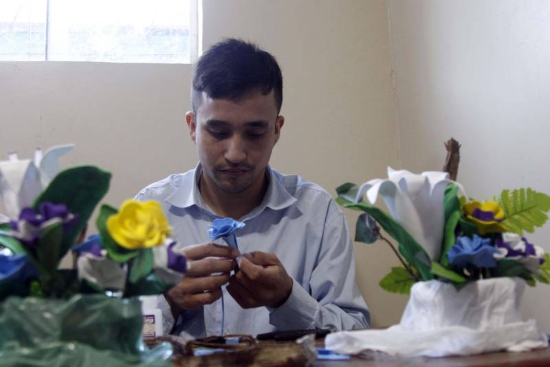 Uma turma formada por 22 internos do Centro de Recuperação Regional de Castanhal (CRRCA) finalizou nesta sexta-feira (29) um curso de arranjo de flores artificiais, oferecido pelo Serviço Nacional de Aprendizagem Rural (Senar), em parceria com a Superintendência do Sistema Penitenciário do Estado (Susipe). O curso faz parte do trabalho desenvolvido pelo setor de reinserção social, que tem como objetivo investir na qualificação profissional e geração de renda, beneficiando internos da unidade prisional. Os detentos aprenderam a confeccionar arranjos de flores utilizando materiais como EVA, tecido tipo voil, tinta spray, tinta para EVA, pincel, tiner, betume, cipó (para osn caules) e gesso para a sustentação dos arranjos nos vasos, além de muita criatividade.
FOTO: AKIRA ONUMA / ASCOM SUSIPE
DATA: 30.06.2018
CASTANHAL - PARÁ <div class='credito_fotos'>Foto: Akira Onuma / Ascom Susipe | <a href='/midias/2018/originais/6369e381-7340-4e7c-862e-2108fa8de787.jpg' download><i class='fa-solid fa-download'></i> Download</a></div>