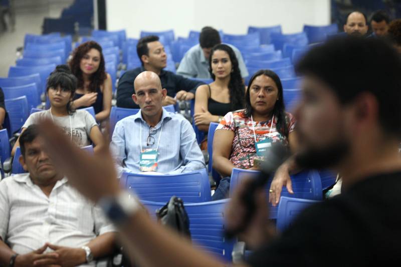 Um avião que teria explodido no ar sem deixar nenhum vestígio, um atleta difamado como criminoso e a foto de uma pessoa pública divulgada nas redes sociais, como portadora de doença. Estes foram apenas alguns dos casos listados no segundo dia do Encontro de Comunicação do Pará (Publicom), no município de Altamira, nesta sexta-feira, 13, no auditório da Associação Comercial Industrial e Agropastoril (Aciapa). Para encerrar a noite, o secretário de estado de comunicação, Daniel Nardin (foto), abordou alguns exemplos de comunicação para o desenvolvimento da sociedade, que são produzidos nas campanhas da Secom
FOTO: MARCELO LÉLIS / AG. PARÁ
DATA: 13.04.2018
ALTAMIRA - PARÁ <div class='credito_fotos'>Foto: Marcelo Lelis / Ag. Pará | <a href='/midias/2018/originais/636ae0a7-833a-4dcb-9a06-c7c4ed9772e7.jpg' download><i class='fa-solid fa-download'></i> Download</a></div>