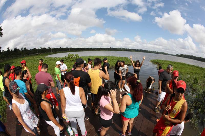 Uma reabertura feita a milhares de mãos. A fita inaugural colocada no inicio da trilha principal do Parque do Utinga foi rompida por mais de cinco mil pessoas ansiosas pelo inicio da caminhada, marcando o segundo dia da programação de reabertura do mais novo espaço paraense de lazer e interatividade com a natureza.
FOTO: SIDNEY OLIVEIRA / AG. PARÁ
DATA: 17.03.2018
BELÉM - PARÁ <div class='credito_fotos'>Foto: Sidney Oliveira/Ag. Pará | <a href='/midias/2018/originais/636cf95a-f107-45e3-bb10-5165778d6c89.jpg' download><i class='fa-solid fa-download'></i> Download</a></div>