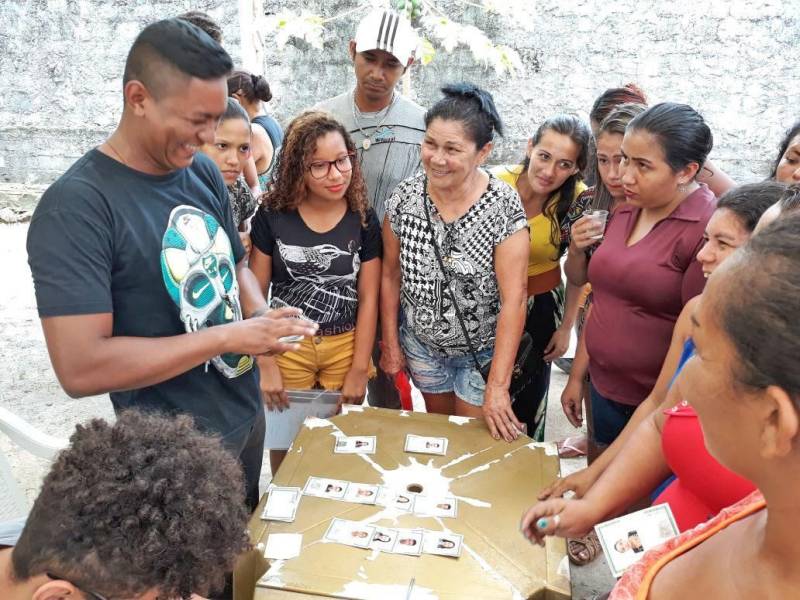 A caravana Pro Paz Cidadania despede-se hoje (09) do município de São João de Pirabas, nordeste paraense. Após dois dias de ação, o coordenador responsável pelas emissões das identidades jovens (Id jovem), destaca um saldo positivo de atendimentos a comunidade "Fizemos no domingo e na segunda ação em Pirabas e podemos contabilizar 1.500 atendimentos. A procura é muito grande principalmente por certidão de nascimento e rg, devido também ao fato de ser uma comunidade que trabalha com a pesca ou roçado, então, os documentos se perdem com mais facilidade. Estamos felizes por conseguir atender a demanda do município", finalizou Arnaldo Ampuero.
FOTO: ASCOM / PRO PAZ
DATA: 09.04.2018
SÃO JOÃO DE PIRABAS - PARÁ <div class='credito_fotos'>Foto: ASCOM PRO PAZ | <a href='/midias/2018/originais/636e2fc4-e468-4b37-9875-fad7550add5f.jpg' download><i class='fa-solid fa-download'></i> Download</a></div>