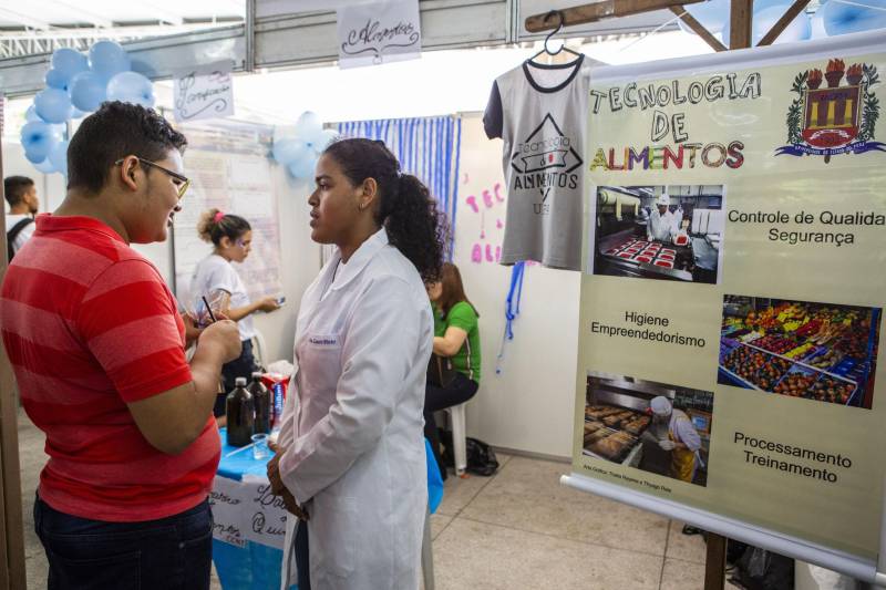 Durante toda esta quinta-feira, 10, a Feira Vocacional da Universidade do Estado do Pará (Uepa) recebeu a visita de estudantes do ensino médio de escolas públicas e particulares da Região Metropolitana de Belém. Cada graduação da Uepa tinha um estande no hall de exposição do Centro Cultural Tancredo Neves (Centur), tudo para que os estudantes pudessem conhecer mais sobre os cursos, a atuação dos profissionais formados e o desenho curricular das disciplinas.
FOTO: NAILANA THIELY / ASCOM UEPA
DATA: 10.05.2018
BELÉM - PARÁ <div class='credito_fotos'>Foto: Nailana Thiely / Ascom Uepa | <a href='/midias/2018/originais/6370294c-623f-4122-ae7f-2635b7c7439e.jpg' download><i class='fa-solid fa-download'></i> Download</a></div>