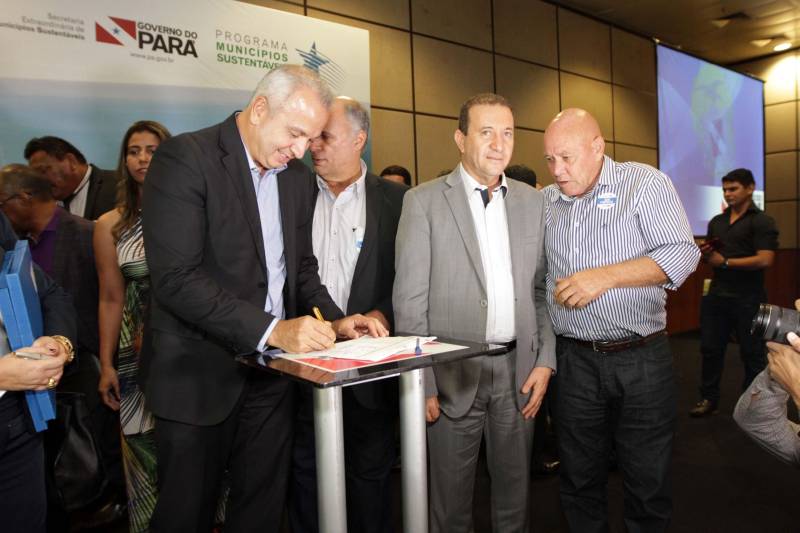 O primeiro dia do Fórum Permanente de Prefeitas e Prefeitos dos Municípios Sustentáveis contou com a participação de 85 prefeitos , 17 vices e 21 secretários municipais dos 141 municípios manifestaram interesse em adotar as diretrizes do programa. Para o governador Simão Jatene, esta grande participação simboliza a união de agentes públicos que colocaram os interesses coletivos acima dos interesses individuais para construir um estado melhor para todos. Com o tema “Gestão Compartilhada”, o evento traz as experiências e os desdobramentos das agendas governamentais que foram planejadas em parceria com as gestões municipais. Através da Secretaria Extraordinária de Municípios Sustentáveis (Semsu) Governo do Pará, por meio da Semsu, investe na capacitação dos municípios para a promoção de uma gestão fiscal eficiente. Para Izabela Jatene, este primeiro dia serviu para sinalizar o quanto os gestores estão preocupados com o equilíbrio da questão fiscal dos municípios e em desenvolver uma governança compartilhada para desenvolver seus municípios.
FOTO: CRISTINO MARTINS / AG. PARÁ
DATA: 07.02.2018
BELÉM - PARÁ <div class='credito_fotos'>Foto: Cristino Martins/Ag. Pará | <a href='/midias/2018/originais/6370379a-548b-4f34-820f-d191eeff276a.jpg' download><i class='fa-solid fa-download'></i> Download</a></div>