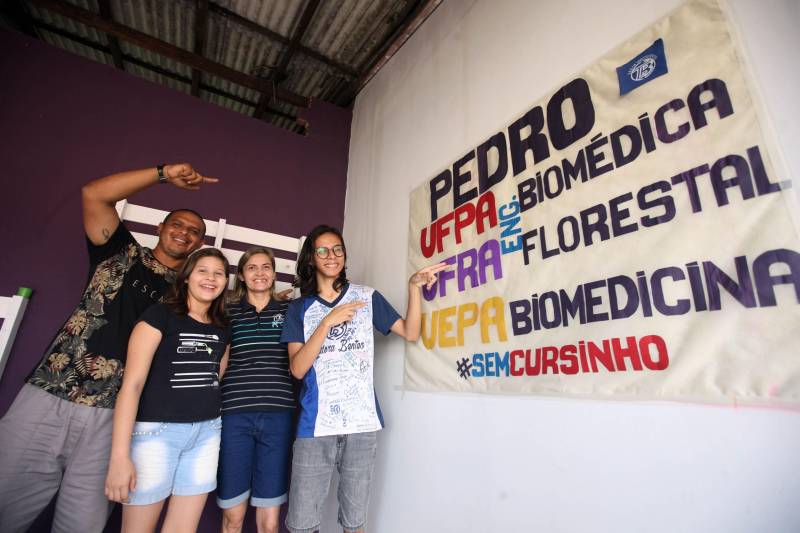 Se passar em uma universidade pública, competindo com jovens que estudam em escolas particulares e têm o reforço dos cursinhos preparatórios, já é difícil, imagine passar em três processos seletivos diferentes em universidades públicas. Essa foi a proeza de Pedro Castro. Com apenas 17 anos, ele passou em Engenharia Florestal na Universidade Federal Rural da Amazônia (Ufra), em Biomedicina na Universidade Federal do Pará, e em Engenharia Biomédica, também na UFPA, curso este pelo qual optou.
FOTO: SIDNEY OLIVEIRA / AG. PARÁ
DATA: 14.02.2018
BELÉM - PARÁ <div class='credito_fotos'>Foto: Sidney Oliveira/Ag. Pará | <a href='/midias/2018/originais/63811bc4-4e71-4eb6-adc4-0eacec9f03fc.jpg' download><i class='fa-solid fa-download'></i> Download</a></div>