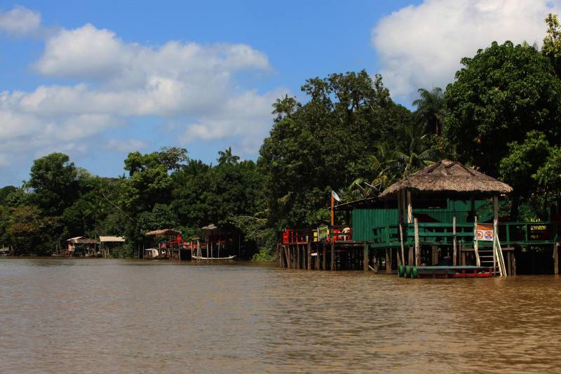 Moradores de cinco ilhas de Belém poderão participar do 1º Mutirão Sistêmico de Desjudicialização, que será promovido pela Defensoria Pública do Estado na Escola do Furo de São Benedito, na Ilha do Combu (foto), no dia 7 de dezembro. Representantes da Defensoria, do Núcleo de Articulação e Cidadania (NAC) - da Casa Civil da Governadoria - e moradores das ilhas definiram os últimos detalhes para o evento no último dia 21.
FOTO: MÁCIO FERREIRA / ARQUIVO AG. PARÁ
DATA: 22.07.2016
COMBU - PARÁ
<div class='credito_fotos'>Foto: MÁCIO FERREIRA/ AG. PARÁ | <a href='/midias/2018/originais/6382c365-c840-4d07-af90-95439d6cda0f.jpg' download><i class='fa-solid fa-download'></i> Download</a></div>