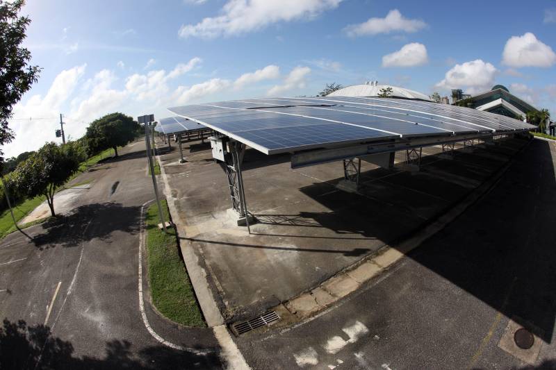 Metade da energia consumida no Hangar-Convenções e Feiras da
Amazônia já está sendo gerada por placas fotovoltaicas (painéis solares). A
entrega do projeto pelo governador Simão Jatene aconteceu nesta quinta-
feira, 22, no estacionamento do Hangar, em Belém.
FOTO: ANTÔNIO SILVA / AG. PARÁ
DATA: 22.03.2018
BELÉM - PARÁ <div class='credito_fotos'>Foto: ANTONIO SILVA / AG. PARÁ | <a href='/midias/2018/originais/63834cea-637d-46ac-9d03-54c4806c8035.jpg' download><i class='fa-solid fa-download'></i> Download</a></div>