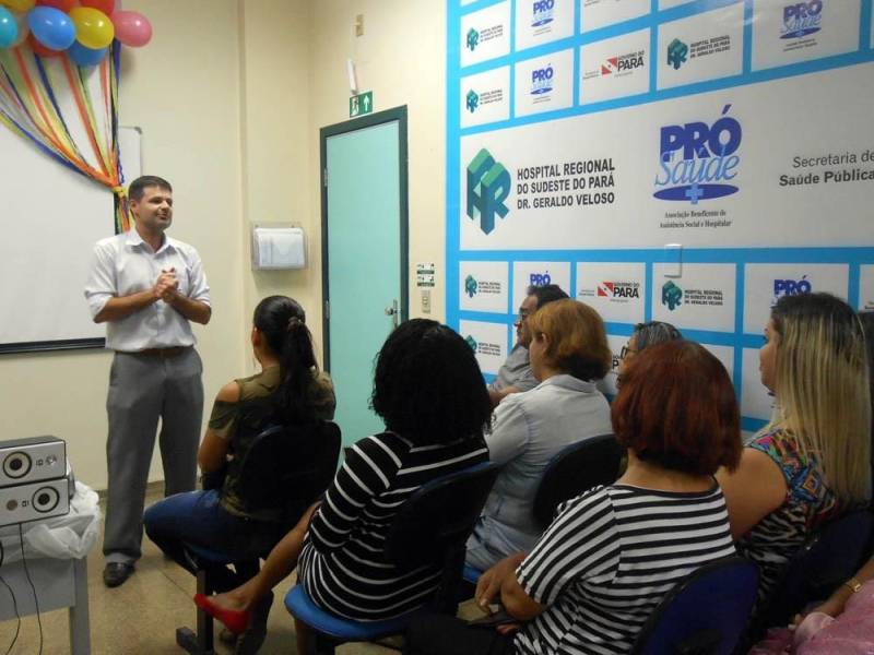 No Hospital Regional do Sudeste do Pará - Dr. Geraldo Veloso (HRSP), em Marabá (PA), o movimento nas enfermarias vai além de profissionais da assistência. Os pacientes também recebem cuidado especial dos integrantes do Programa de Voluntariado, por meio de atividades como musicoterapia e risoterapia. Neste mês, a unidade quis retribuir a dedicação dessas pessoas e homenageá-las durante a II Convenção dos Voluntários. Durante a programação, os participantes receberam cartas e assistiram a depoimentos de pacientes, acompanhantes e colaboradores gratos pelo tempo que os voluntários dedicam à atividade na unidade. Na foto, II Convenção de Voluntários.

FOTO: ASCOM / HRSP
DATA: 02.06.2018
MARABÁ - PARÁ <div class='credito_fotos'>Foto: ASCOM HRSP   |   <a href='/midias/2018/originais/6383a046-1f7c-4322-9f52-4fa58efb7eb3.jpg' download><i class='fa-solid fa-download'></i> Download</a></div>