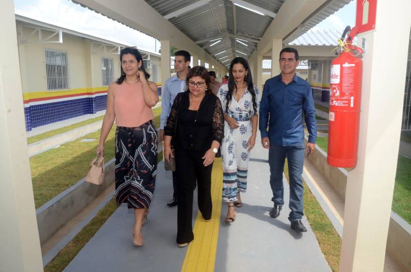 O ano letivo de 2019 no município de Conceição da Araguaia, no sudeste do Pará, vai contar com uma escola reestruturada de Ensino Médio. É a “Professora Deocleciano Alves Moreira”, na avenida Carajás Sá, S/N, no bairro São Luís II. A unidade de ensino passou por obras de reforma e ampliação. A secretária de Estado de Educação, Ana Claudia Serruya Hage (foto), participou da entrega dos serviços, nesta quinta-feira (27). A obra na escola teve financiamento do Banco Interamericano de Desenvolvimento (BID), em um investimento de R$ 5.811.204,58. O projeto faz parte do Programa de Melhoria da Qualidade e Expansão da Cobertura da Educação Básica do Estado do Pará, preconizado pela Seduc no Pacto pela Educação.

FOTO: FERNANDO NOBRE / ASCOM SEDUC
DATA: 27.12.2018
CONCEIÇÃO DO ARAGUAIA - PARÁ <div class='credito_fotos'>Foto: FERNANDO NOBRE/ASCOM SEDUC   |   <a href='/midias/2018/originais/6388dcdc-280d-47b7-8992-57a24123fdd7.jpg' download><i class='fa-solid fa-download'></i> Download</a></div>