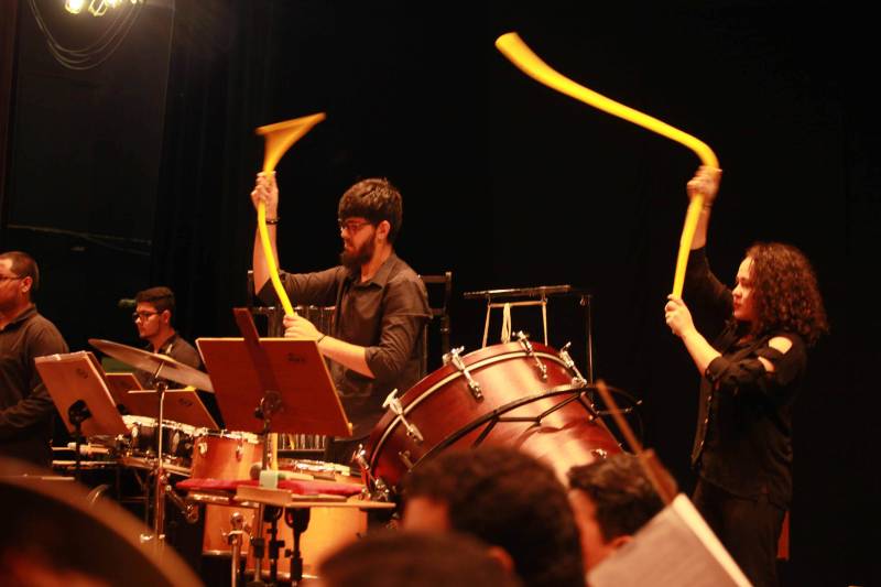 O concerto de abertura da temporada artística da Fundação e do Instituto Estadual Carlos Gomes teve um sabor especial para o regente Rodrigo Moraes. Ele acabou de concluir o bacharelado em Regência de Bandas e fez sua estreia como regente com diploma de nível superior conduzindo a Banda Sinfônica da Fundação Carlos Gomes.
FOTO: ASCOM FCG
DATA: 27.03.2018
BELÉM - PARÁ <div class='credito_fotos'>Foto: ASCOM FCG | <a href='/midias/2018/originais/638c1992-43d1-41f8-8f06-31c9b5d66000.jpg' download><i class='fa-solid fa-download'></i> Download</a></div>