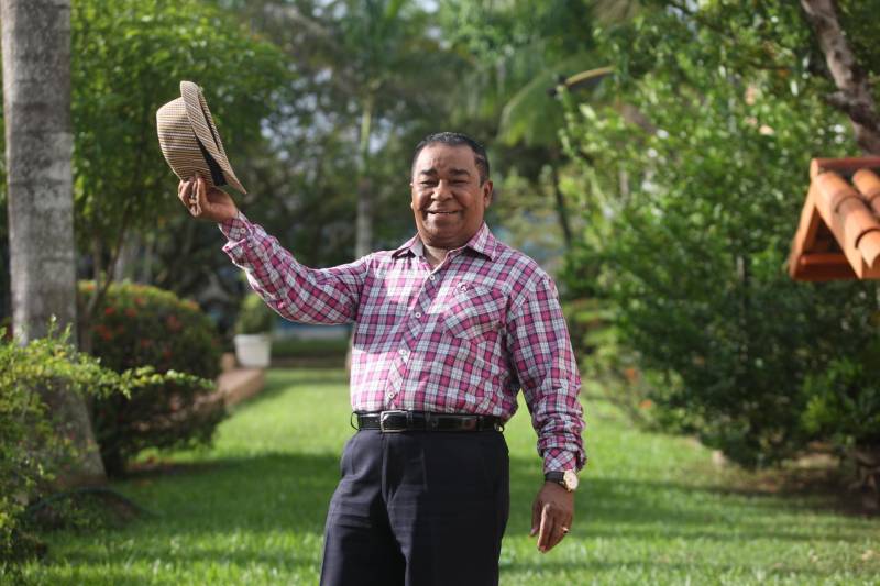 Símbolo de alegria, Aurino Pinduca Firmino Gonçalves, o famoso "Pinduca, o Rei do carimbó" (foto) perdeu o sorriso e a paz em uma noite do ano de 2017. O telefone de sua casa e o celular tocavam incessantemente. Eram familiares, amigos e fãs atrás de notícias sobre o músico de 80 anos. Poucos minutos antes, alguém veiculou na internet que um avião transportando o músico havia caído e ele estava morto. "Já haviam me matado várias vezes, mas naquela época, a internet não tinha toda essa força. Quando vi a repercussão do boato, decidi gravar um vídeo informando a todos que estava vivinho da silva" disse o cantor.

FOTO: MARCELO LELIS / AG. PARÁ
DATA: 09.05.2018
BELÉM - PARÁ <div class='credito_fotos'>Foto: Marcelo Lelis / Ag. Pará   |   <a href='/midias/2018/originais/638c6b76-5499-42f8-b418-c2cb0d34c891.jpg' download><i class='fa-solid fa-download'></i> Download</a></div>