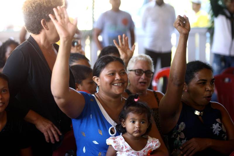“Ter a posse da terra é a certeza de que nunca iremos perder o nosso direito, que nossos filhos e nossos netos poderão dar continuidade a nossa história em segurança. Foram anos de luta até chegar esse dia, agraciados com a assinatura do nosso título de terra. Só temos a agradecer a todos que fizeram parte disso e a cada um que lutou junto para que hoje isso se tornasse realidade”. A fala emocionada foi de seu Mário Araújo Silva, presidente da Associação Remanescente de Quilombo Espírito Santo, localizada no município do Acará, no nordeste do Estado. Ele assinou, neste sábado (24), junto com o governador Simão Jatene, o título que dá a posse da terra a comunidade. A fala do presidente traduz o sentimento das dezenas de famílias que moram no local, que agora tem a posse legítima do local onde seus antepassados viveram. “Sou filho de mãe negra. Nasci aqui como minha vó, bisavó, que fazem parte da história dessa comunidade que já existe a mais de 300 anos.
FOTO: SIDNEY OLIVEIRA / AG. PARÁ
DATA: 24.03.2018
ACARÁ - PARÁ <div class='credito_fotos'>Foto: Sidney Oliveira/Ag. Pará | <a href='/midias/2018/originais/6394c7c3-1dee-4c0a-a491-5e7ac493b95f.jpg' download><i class='fa-solid fa-download'></i> Download</a></div>
