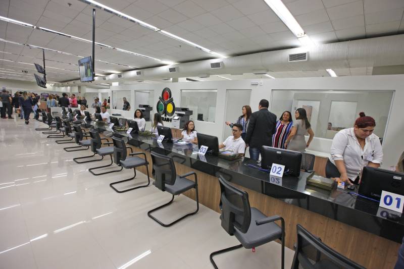 Carteira de identidade, habilitação e de trabalho. Seguro-desemprego, segunda via de boletos de água e multas de transito. Registros na Junta Comercial e DARFs de impostos. Registros de ocorrências na polícia e queixas ao Procon. Tudo num só lugar, rápido e fácil. O governador Simão Jatene entregou nesta sexta-feira, 04, à população a Estação Cidadania do Shopping Pátio Belém (foto). É a sexta unidade de atendimento à população no estado do Pará. Num espaço de mais de mil metros quadrados, a população poderá contar com serviços de órgãos como: Banpará; Polícia Civil; Procon; Secretaria de Justiça e Direitos Humanos; Sistema Nacional de Empregos; Secretaria de Assistência Social, Trabalho e Renda; Junta Comercial do Estado, Secretaria da Fazenda, Cosanpa, Detran, Igeprev e Fundação Pro-Paz. Além desses, as novidades ficam por conta do Hemopa, oferecendo a possibilidade do cidadão doar sangue e da Secretaria Municipal de Mobilidade (Semob).
FOTO: ANTÔNIO SILVA / AG. PARÁ
DATA: 04.05.2018
BELÉM - PARÁ <div class='credito_fotos'>Foto: Antônio Silva/Ag. Pará | <a href='/midias/2018/originais/6398182d-b231-402a-9616-6e001ffa8079.jpg' download><i class='fa-solid fa-download'></i> Download</a></div>