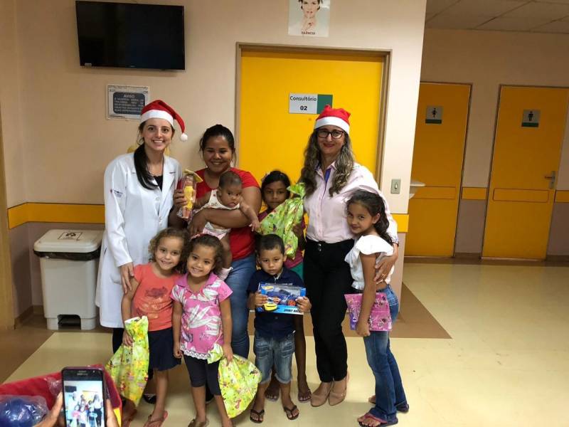 O Grupo de Trabalho de Humanização (GTH) do Hospital Geral de Tailândia (HGT) encerrou mais uma edição da campanha “Doe brinquedo e faça uma criança feliz”, com distribuição de brinquedos novos para crianças internadas e em atendimento no hospital (foto), antecipando o Natal dessas famílias também com entrega de cestas natalinas. Os donativos foram arrecadados entre os colaboradores e comerciantes da cidade. As ações de Natal foram realizadas ao longo do mês de dezembro. Entre elas, a colaboração ao Projeto ‘Padrinho Solidário’, que atende cartas com pedidos de presentes de Natal feito por 70 alunos da Escola José Alfredo de Souza, localizada no bairro de Fátima. Houve ainda apresentação de peça teatral e muitas brincadeiras.

FOTO: ASCOM / HGT TAILÂNDIA
DATA: 24.12.2018
TAILÂNDIA - PARÁ <div class='credito_fotos'>Foto: ASCOM HGT TAILÂNDIA   |   <a href='/midias/2018/originais/639b5776-f497-42a6-8def-32a89e502232.jpg' download><i class='fa-solid fa-download'></i> Download</a></div>