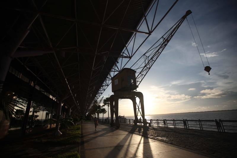 Nesta quinta-feira, 8, a Estação das Docas (foto) recebe a segunda apresentação do projeto Circuito Sonoro Siga Canto. As apresentações começam a partir das 17h, na orla da Estação. A entrada é gratuita. O circuito vai apresentar o show “Consciência Negra”, que é uma forma de celebrar, por meio da música, o Dia da Consciência Negra. A data é comemorada em todo Brasil no dia 20 de novembro. O público vai conferir canções com letras que exaltam a cultura negra, trazendo histórias de lutas e conquistas. No repertório estão canções como “Olhos Coloridos”, “Eu sou neguinha”, “Meu Deus Meu Deus, Ainda existe escravidão?” e entre outras canções. Tromps, Cau Oliveira, Ewerton Batista, Ana Carla, Marcos, Olavo Mendes, Lorena, Rapper WR e a cantora Isa são os artistas que estarão no palco da Estação das Docas.
FOTO: THIAGO GOMES / ARQUIVO AG. PARÁ
DATA: 10.01.2017
BELÉM - PARÁ
<div class='credito_fotos'>Foto: Thiago Gomes /Ag. Pará | <a href='/midias/2018/originais/639cdd69-849a-4261-8696-239d72605aa0.jpg' download><i class='fa-solid fa-download'></i> Download</a></div>