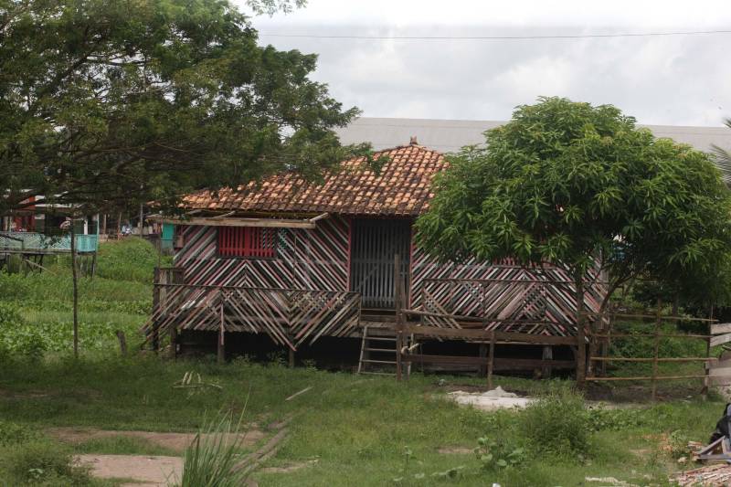 Inspiração para o livro "Chove nos Campos de Cachoeira" do escritor Dalcídio Jurandir, a bela cidade de Cachoeira do Arari, no arquipélago do Marajó, celebrará 185 anos de emancipação política, no próximo dia 10 de maio. Dalcídio morou toda a sua infância no município. A cidade também é o berço de uma das maiores cantoras e compositoras da música paraense, Dona Onete. Esses são alguns detalhes do município, que terá várias ações sociais, cívicas, esportivas e shows culturais, nas comemorações da data de aniversário. A programação se inicia na noite desta terça-feira (08), com a apresentação da banda “Gilmarajoara Bruno Saudade e Cia”. A partir de amanhã, serão ofertados serviços de emissão de documentos, exames de sangue, corte de cabelo, manicure e pedicure, atendimento preventivo odontológico de crianças e até doação de prêmios serão ofertados à população. Os embalos musicais continuam até quinta-feira, 10, com as bandas “Quero Mais”, “Bruno e Trio”, além de muitos grupos locais.
FOTO: ELISEU DIAS / ARQUIVO AG. PARÁ
DATA: 13.03.2013
CACHOEIRA DO ARARI - PARÁ <div class='credito_fotos'>Foto: Agência Pará | <a href='/midias/2018/originais/63a067f3-11d9-43e2-99f5-06a0b9a0d6e4.jpg' download><i class='fa-solid fa-download'></i> Download</a></div>