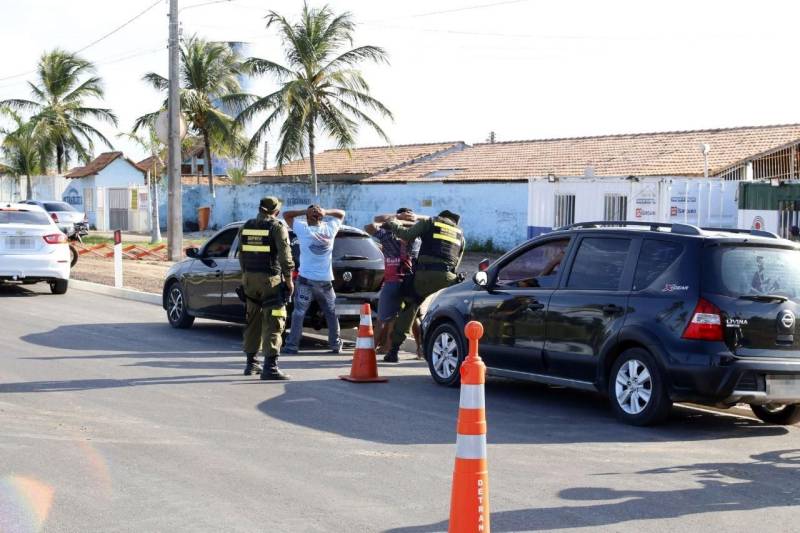 Em fase experimental, o Departamento de Trânsito do Estado (Detran) iniciou a utilização do talonário eletrônico (foto), um aparelho portátil que registra infração de trânsito e realiza consulta sobre veículos e condutores. A tecnologia está sendo testada no município de Salinópolis, no nordeste paraense, dentro da Operação Verão 2018, um trabalho integrado dos órgãos do Sistema de Segurança Pública. “A utilização do talonário traz rapidez no atendimento ao público, tanto em uma abordagem de fiscalização comum, quanto na autuação, se houver. A agilidade no atendimento contribui também para que não haja grandes congestionamentos em função das abordagens”, informou o coordenador de Operações do Detran, Ivan Feitosa.
FOTO: ASCOM / DETRAN
DATA: 01.07.2018
SALINÓPOLIS - PARÁ <div class='credito_fotos'>Foto: ASCOM DETRAN | <a href='/midias/2018/originais/63a7c1d6-bf93-403e-8638-f428e55c1873.jpg' download><i class='fa-solid fa-download'></i> Download</a></div>