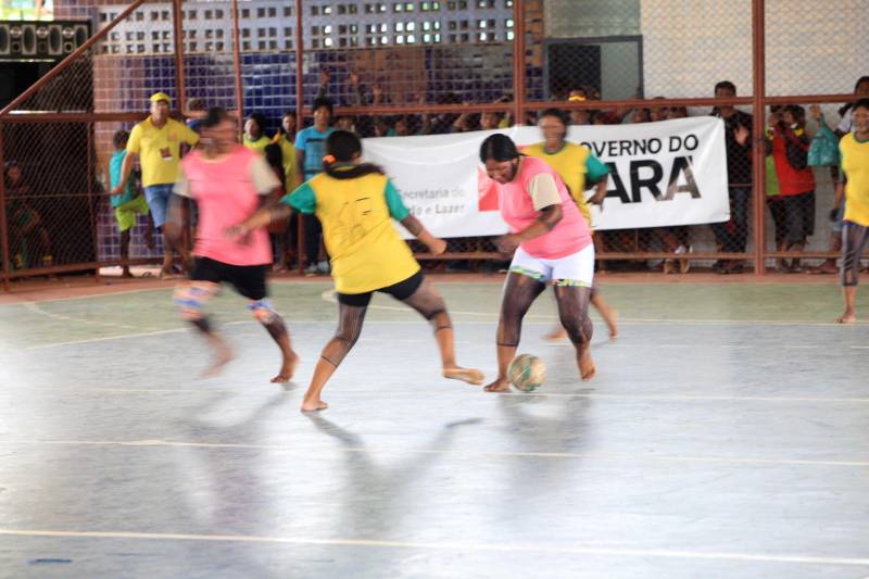 O dia começou cedo para os participantes da Semana dos Povos Indígenas, que ocorre em São Félix do Xingu, no sudeste do Pará. A vasta programação se estendeu durante toda a segunda-feira (16), com os serviços ofertados pelo Estado, os jogos e abertura oficial, à noite. Nesta segunda-feira também começaram as competições. Além do atletismo, com a corrida de 100 metros rasos para homens e mulheres, houve partidas de futsal feminino e de cabo de guerra masculino e feminino. Espalhados por diversos espaços da cidade, os jogos são uma atração muito esperada, tanto pelos índios quanto pelo público que prestigia as disputas.
FOTO: RODOLFO OLIVEIRA / AG. PARÁ
DATA: 16.04.2018
SÃO FÉLIX DO XINGU - PARÁ <div class='credito_fotos'>Foto: Rodolfo Oliveira/Ag. Pará | <a href='/midias/2018/originais/63ac0eae-18cf-4d94-91c3-4f2861efa095.jpg' download><i class='fa-solid fa-download'></i> Download</a></div>