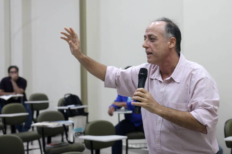 Publicom – o Encontro de Comunicação do Pará. Realizado pela Secretaria de Estado de Comunicação (Secom), o evento começou nesta quarta-feira (21), no Carajás Centro de Convenções, com cerca de 250 inscritos. Pela manhã, ela participou da oficina “Hipertexto – a linguagem de produção e consumo de narrativas digitais”, ministrada por Mauro Lima (foto), diretor de Publicidade e Marketing da Secom. Mauro abordou a nova forma de comunicação entre pessoas, instituições e empresas, resultado do uso cotidiano da internet.
FOTO: MARCELO LÉLIS / AG. PARÁ
DATA: 21.03.2018
MARABÁ - PARÁ <div class='credito_fotos'>Foto: Marcelo Lelis / Ag. Pará | <a href='/midias/2018/originais/63ad8df3-c344-4682-831c-bdc2f65dddcf.jpg' download><i class='fa-solid fa-download'></i> Download</a></div>