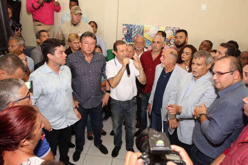 Sempre que algum caso ligado à segurança envolvendo crianças ou adolescentes acontecia em Ananindeua, Marituba ou municípios vizinhos, os agentes eram obrigados a se deslocar ate Belém. Os municípios da Região Metropolitana não dispunham de uma unidade da Data, Divisão de Atendimento ao Adolescente. E nesta quarta-feira, 30, esse problema acabou. O Governo do Pará inaugurou as novas instalações da 2ª Data do Pará, na Rodovia Mario Covas, em Ananindeua. Vinculada à Diretoria de Atendimento a Grupos Vulneráveis, a unidade terá circunscrição em Ananindeua, Marituba, Benevides e Santa Bárbara do Pará. 

FOTO: CRISTINO MARTINS / AG. PARÁ
DATA: 30.05.2018
 <div class='credito_fotos'>Foto: Cristino Martins/Ag. Pará   |   <a href='/midias/2018/originais/63c0e151-d7f5-4024-ba4b-dc77c7cbde87.jpg' download><i class='fa-solid fa-download'></i> Download</a></div>